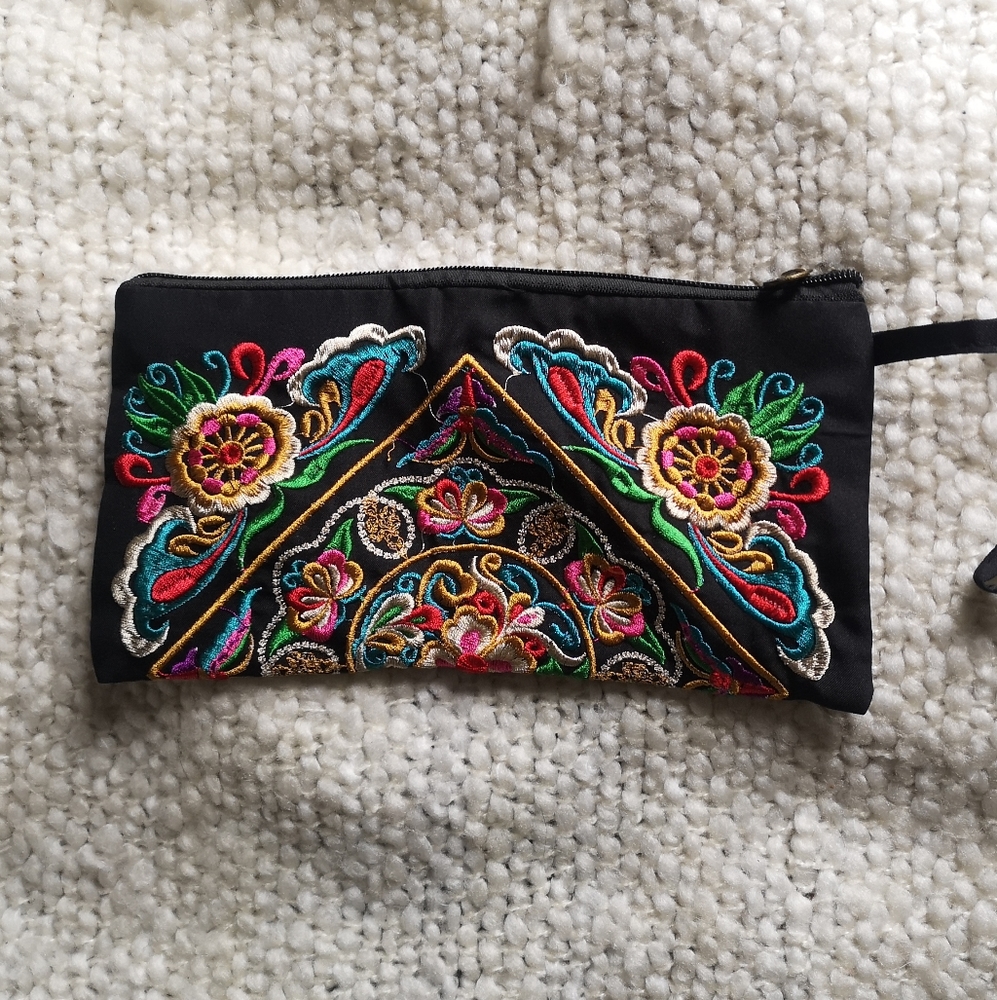 🏷️2/$20🏷️ Embroidered clutch